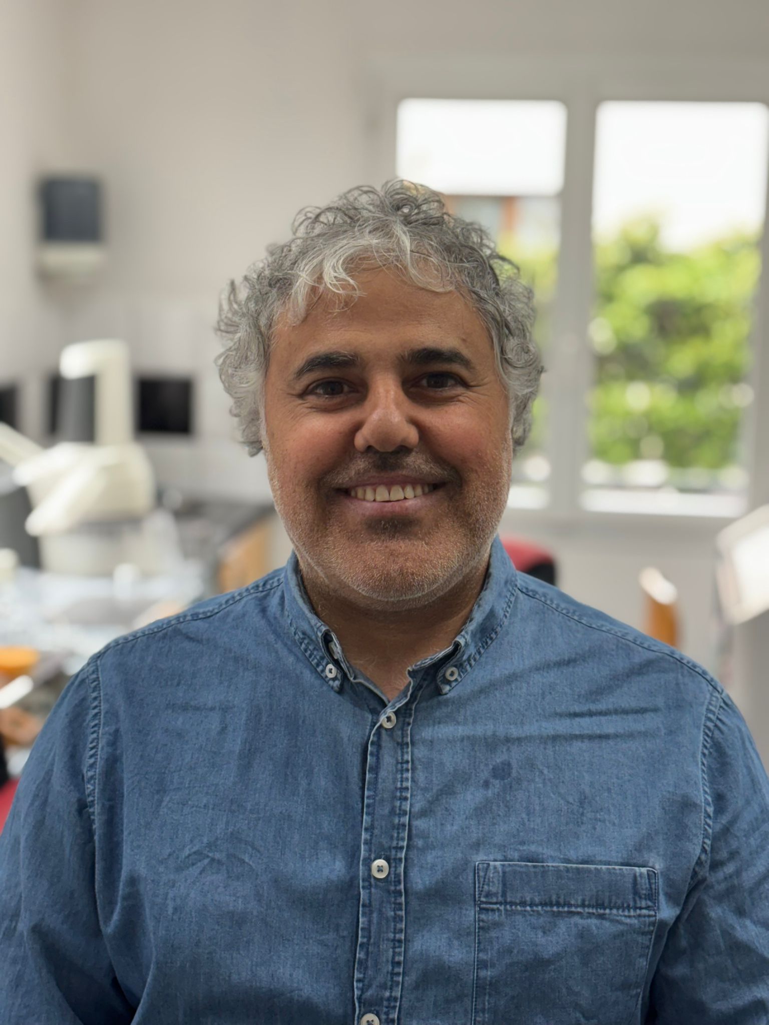 Le fondateur du laboratoire de prothèses dentaires Labotec à Nanterre